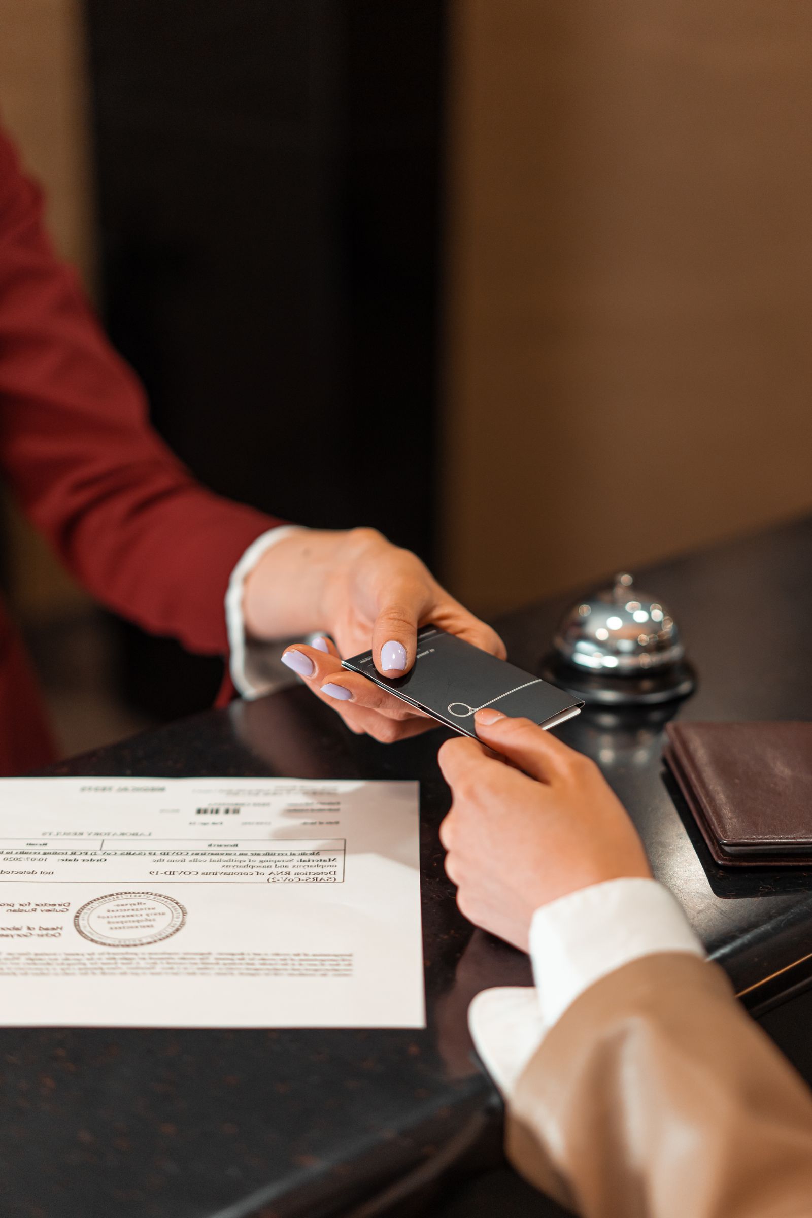 Entrega de llaves a un huésped tras el check-in